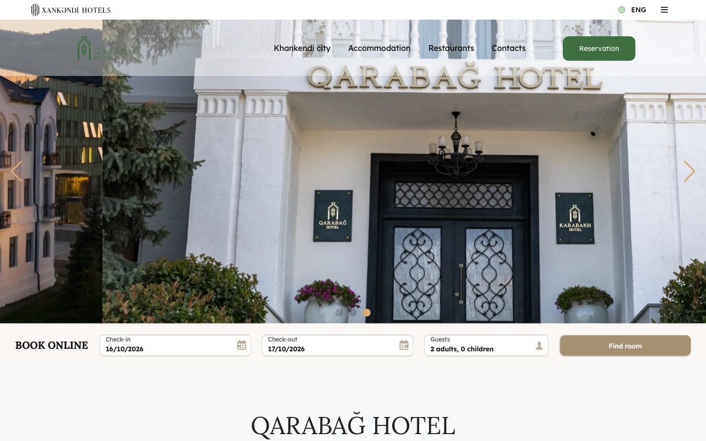 Qarabağ Hotel səhifəsi: giriş fotosunun üzərində otelin öz yaşıl loqosu və «Rezervasiya» düyməsi.
