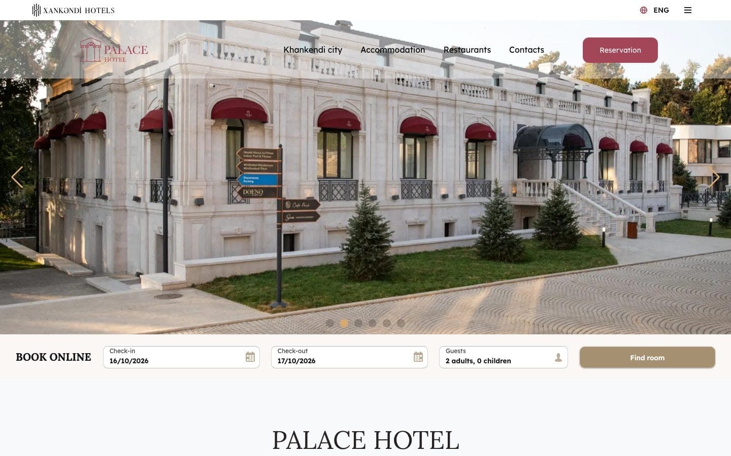 Palace Hotel səhifəsi: tünd-qırmızı günlüklü ağ fasad fotosunun üzərində otelin tünd-qırmızı loqosu və «Rezervasiya» düyməsi.