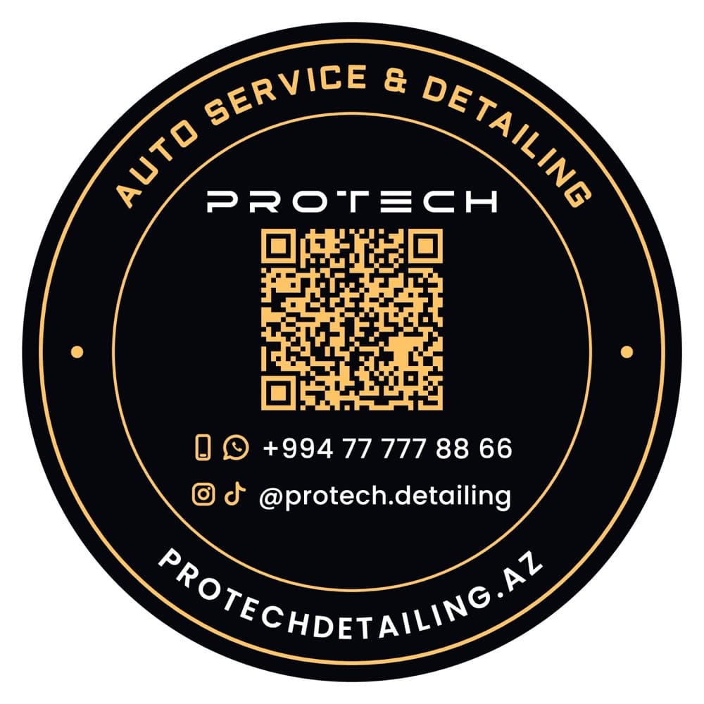 Qızılı haşiyəli dairəvi qara stiker: kənar boyunca «AUTO SERVICE & DETAILING», mərkəzdə PROTECH loqosu və qızılı QR kod, aşağıda isə telefon nömrəsi və sosial şəbəkə ünvanı.