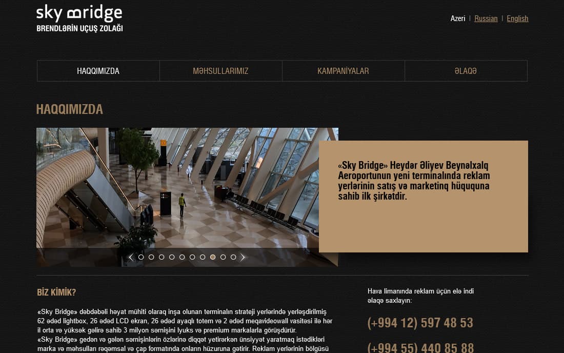 Terminaldakı reklam inventarını təsvir edən Sky Bridge saytının haqqında bölməsi.